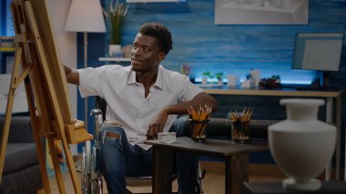 Vazo çizimi yapan engelli genç siyahi kişi