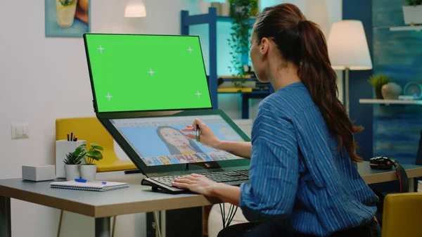 Vrouw met horizontale groene scherm bewerken van foto 's — Stockfoto