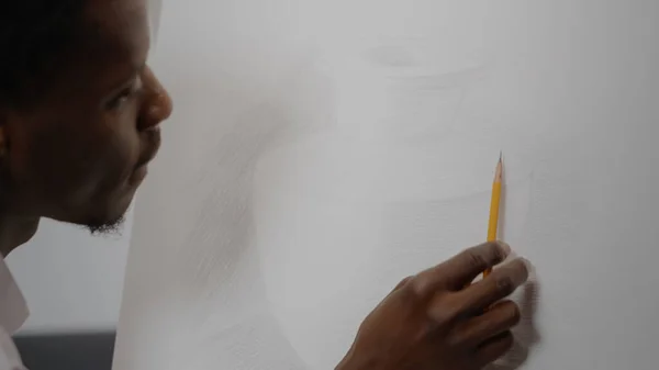 Close-up de desenho de vaso com a mão preta segurando lápis — Fotografia de Stock