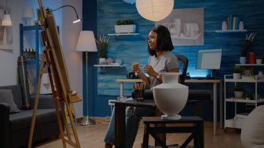 Afro-Amerikan kökenli kız sanat eserlerine hayran.