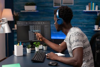 İnşaatı gösteren kulaklıklı emlak teknik mimarı.