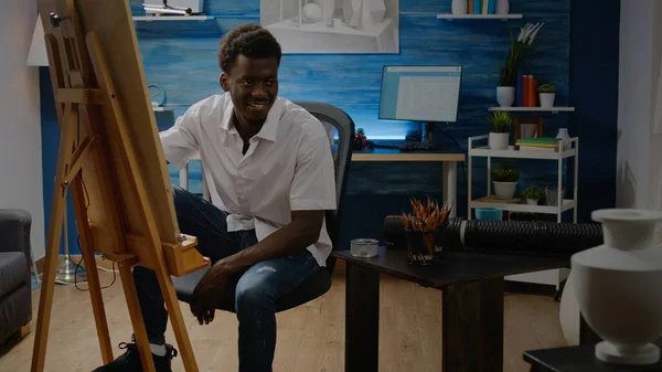 非洲裔美国成年人坐在美术工作室里画画 — 图库照片
