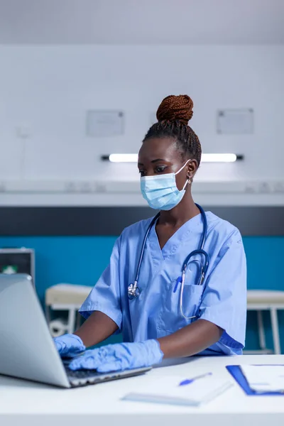 Clinic medical nurse looking for patient disease records and clinical documents — Stock Photo, Image