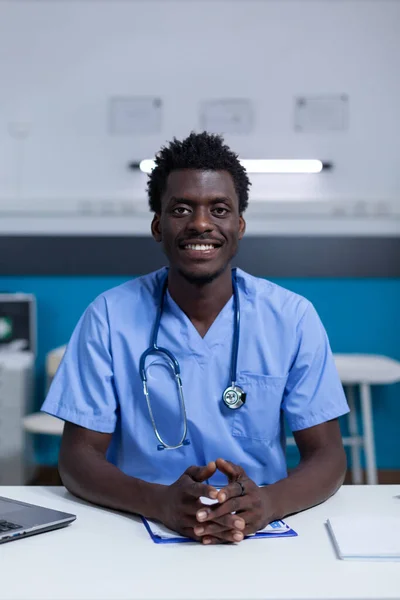 Porträtt av leende sjuksköterska med blå skurar och stetoskop — Stockfoto