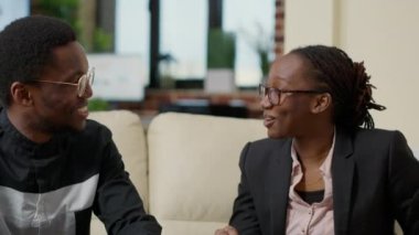 Erkek ve kadın iş başarısını kutlamak için beşlik çakıyor.