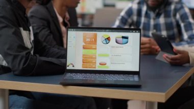 Afrika kökenli Amerikalı meslektaşlar toplantı odasında toplanıyor.