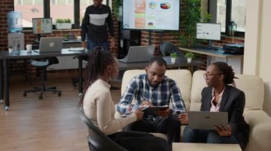 Ofis çalışanları iş stratejisini tartışmak için toplanıyor