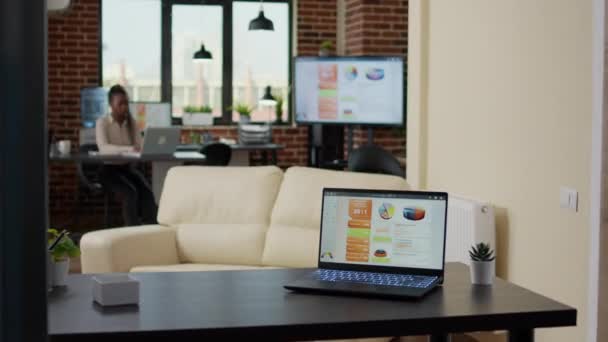 Bedrijf kantoor met zakelijke grafieken en grafieken op laptop scherm — Stockvideo