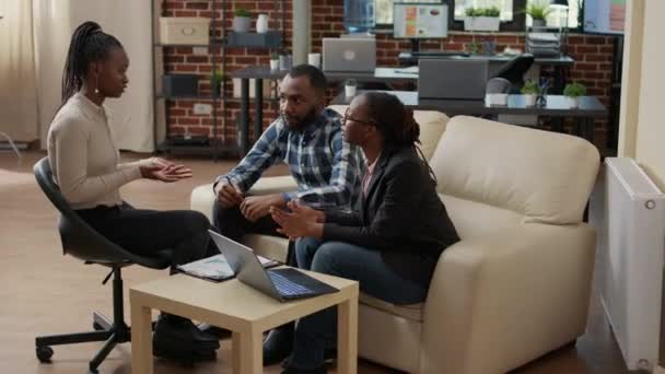 Equipe de povos americanos africanos que se reúnem no escritório para trabalhar na pesquisa — Vídeo de Stock