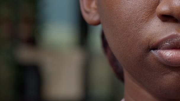 Afrikalı Amerikalı bir kadının dudaklarını oynattığı makro bir fotoğraf. — Stok video
