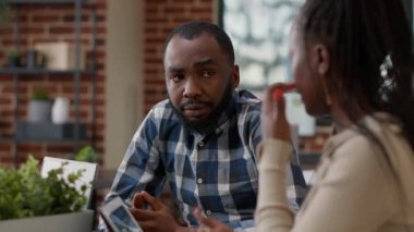 Afro-Amerikan ekibi satış istatistiklerini sunum yapmak için kullanıyor.