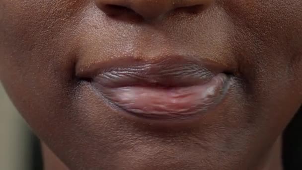 Tembakan Makro terhadap wanita menggerakkan bibirnya ke kamera. — Stok Video