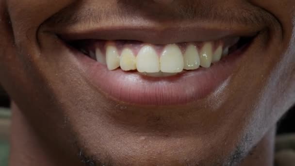 宏观拍摄的非洲裔美国人在镜头前微笑 — 图库视频影像