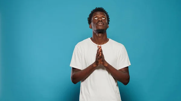 Man with faith praying to god begging for peace — Stock Photo, Image