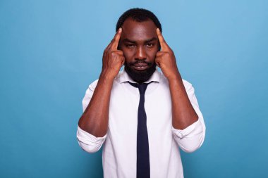 Mutsuz işadamı ofis sorunları hakkında düşünüyor.