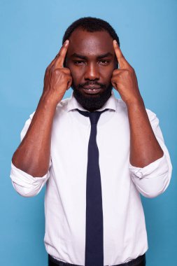 Yorgun ofis çalışanı İşaret parmaklarıyla şakaklara baskı yapıyor