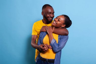 Neşeli erkek arkadaş sevgiliye sarılıyor ve birlikte mutlu hissediyorlar.