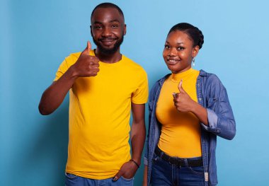 İyimser aşıklar kabul etmek için baş parmak işareti yapıyorlar.