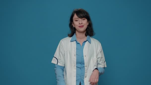 Портрет женщины-ученого, скрещивающей руки на синем фоне — стоковое видео
