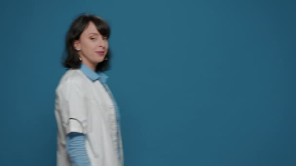 카메라 앞에 서 있는 흰색 코트를 입은 여성 화학자의 모습 — 비디오