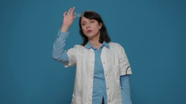 Kimya bilimcisi cam tepside kan örneğini analiz ediyor.