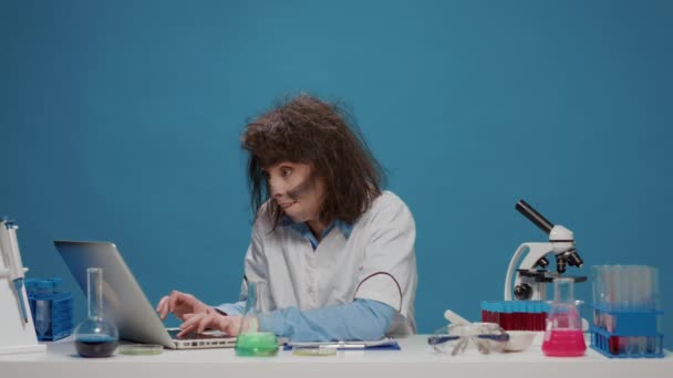 Божевільна дурна жінка-хімік, що використовує ноутбук і пиво — стокове відео