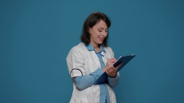 クリップボードの文書にメモを取る女性科学者 — ストック動画