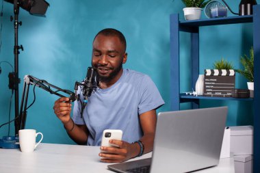 Ses kaydedici, akıllı telefon kamerasıyla mikrofon kaydında konuşuyor.