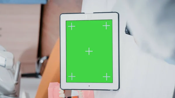 Video verticale: Primo piano del dentista utilizzando lo schermo verde sul tablet — Foto Stock