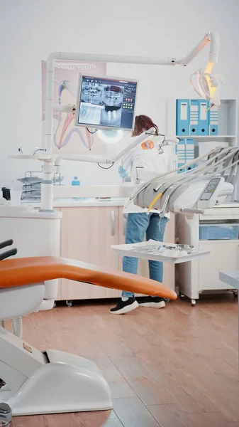 Video verticale: Stomatologo che utilizza sedia con strumenti per la cura dentale — Foto Stock