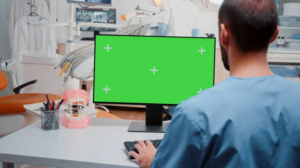 Man tittar på datorn med horisontell grön skärm — Stockfoto
