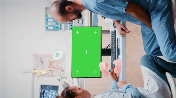 Vertikal video: Team av specialister som arbetar med grön skärm på bildskärm — Stockfoto