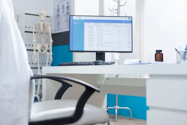 Dator med medicinska patientfiler på skärmen stående på bordet — Stockfoto