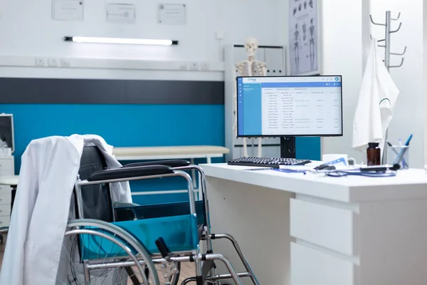 Consultório médico vazio equipado com ferramentas profissionais médicas — Fotografia de Stock