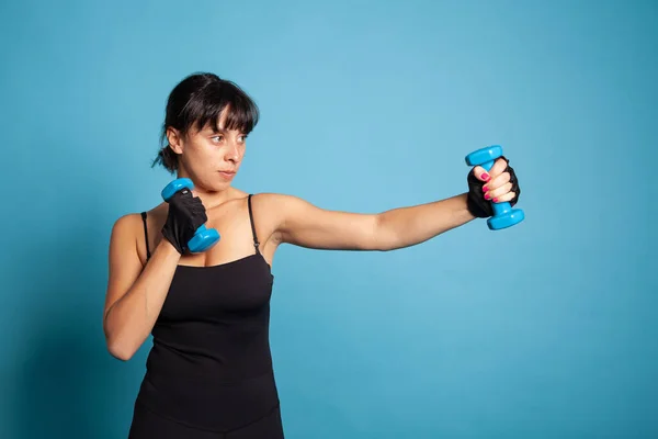 Entrenador personal sosteniendo pesas estirando los músculos del brazo —  Fotos de Stock
