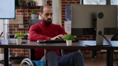 Veri grafikleri oluşturmak için bilgisayarı kullanan genç girişimci