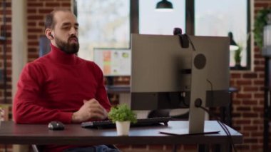 Şirket çalışanı çevrimiçi video konferansında insanlarla konuşuyor