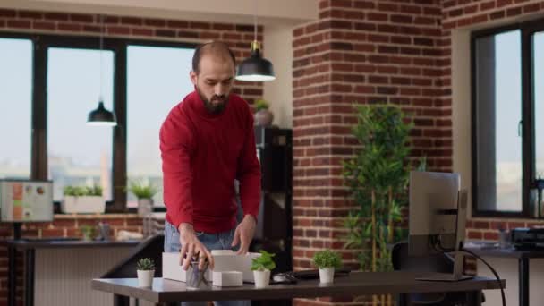 男性起業家が解雇されてオフィスの物を梱包する — ストック動画
