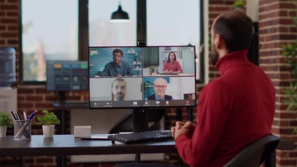 Empresario hablando con colegas en videoconferencia remota — Vídeos de Stock