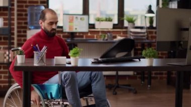 Mali analiz üzerinde çalışan engelli bir genç.