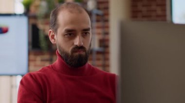 Finansal analiz planlamak için bilgisayar kullanan serbest çalışan bir erkek.