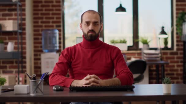 POV do jovem falando em videocall conferência on-line — Vídeo de Stock