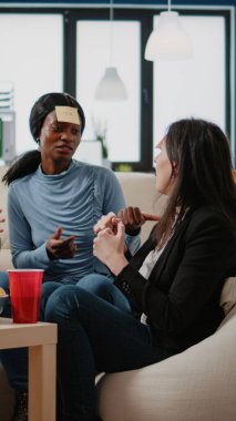 İş arkadaşları işten sonra sessiz sinema oynuyorlar.