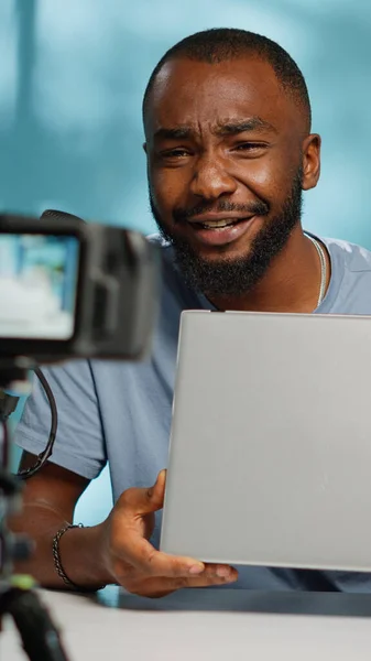 Zbliżenie vlogger przeglądając nowoczesny laptop na kamerze — Zdjęcie stockowe