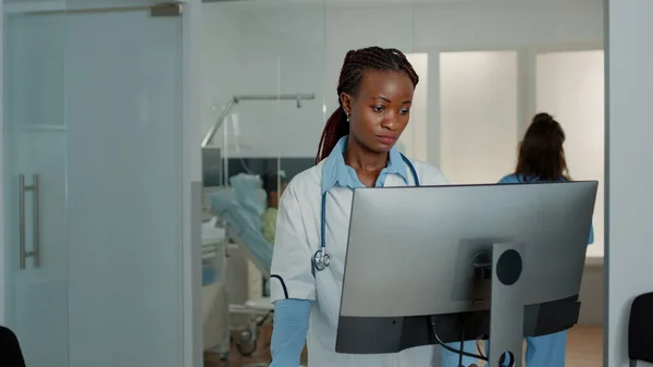 Donna che lavora come medico con stetoscopio utilizzando il computer — Foto Stock
