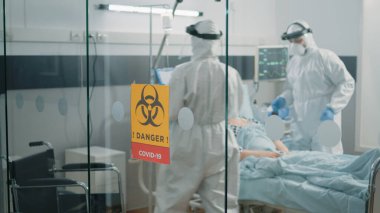 Klinikteki tecrit bölgesinde koruma takan sağlık görevlileri