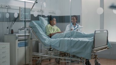 Hasta ve doktor sağlık hizmetleri hakkında tartışıyorlar