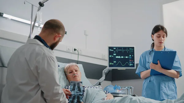 Arzt zeigt kranken Patienten die Diagnose der Röntgenuntersuchung — Stockfoto