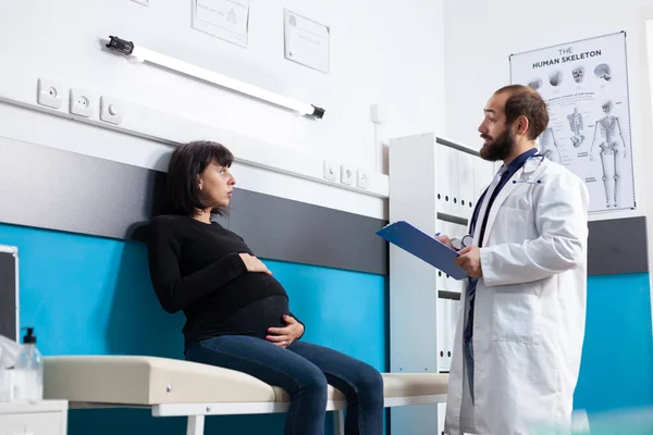 Médico examinando paciente esperando criança no armário da maternidade — Fotografia de Stock