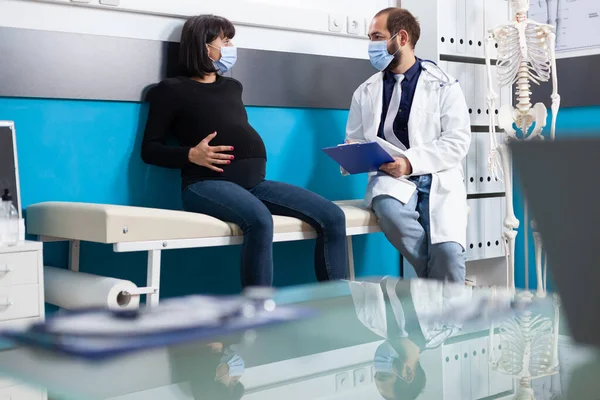 Ofiste doktorla bebek toplantısı bekleyen biri var. — Stok fotoğraf